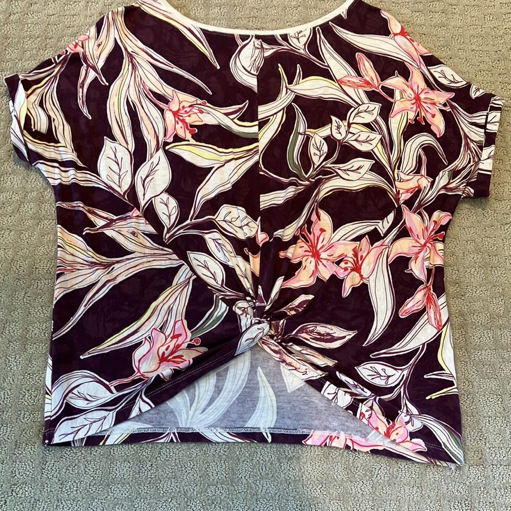 Cute floral raglan sleevesd comfy top with twist at bottom of front.